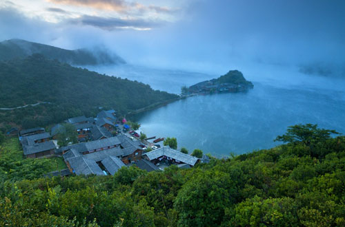峿
